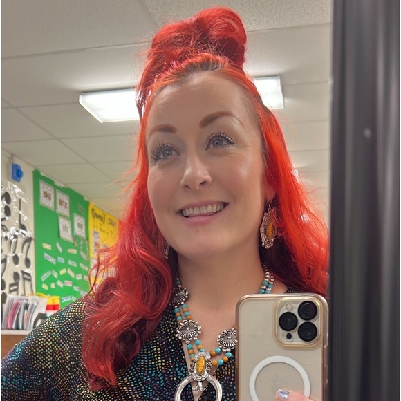 Meet your Posher, Joellyn aka Pearls! - Picture 1 of 1